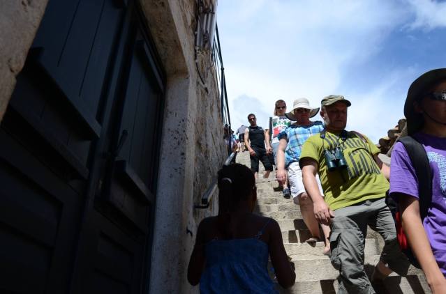 Many stairs, it is a long climb