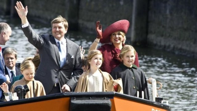 King Willem-Alexander and his family on a boat in Dordrecht (image courtesy of Spits news)