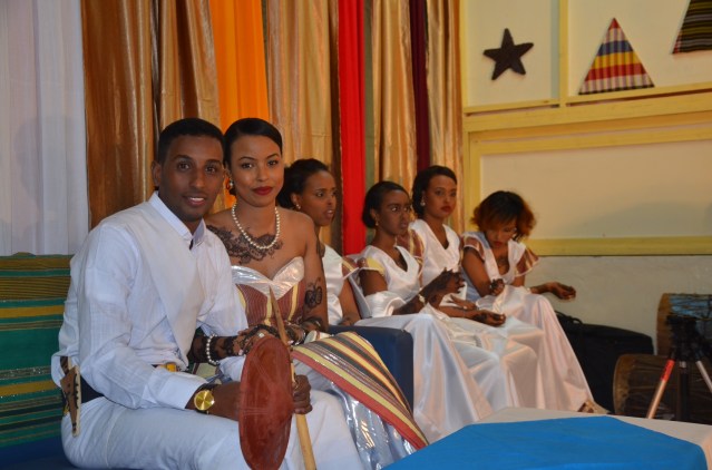 Abdinuur and Aniisa flanked by their bridesmaids and groomsmen