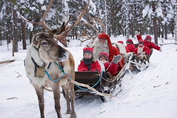 Santa on a sleigh with children (Credit: Seven1photo)